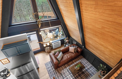 Omaha Cabin | Moody A-Frame Cabin Hot Tub & Fireplace
