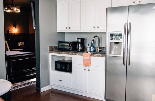 East Memphis Apartment | Moody Blues Studio Perfect for Work or Romance