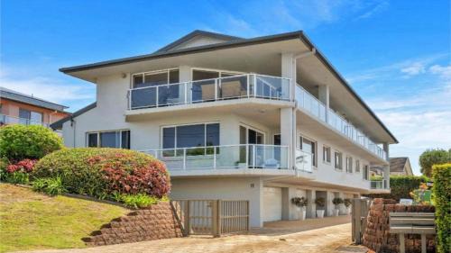 Terrigal House | Moon Glow Views, Short Walk To Beach Accom Holidays