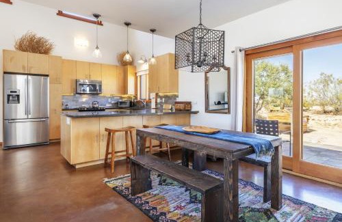 Joshua Tree House | MoonView Modern - Hot tub, BBQ & Private Pool home