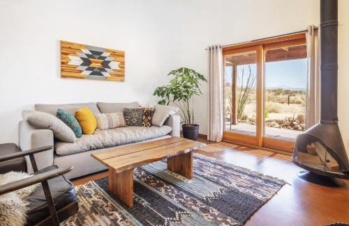 Joshua Tree House | MoonView Modern - Hot tub, BBQ & Private Pool home