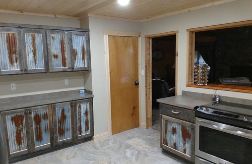 Island Park House | Moose View Lodge 3 bedroom 3 bath cabin with mountain view's and hot tub.