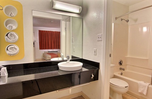 Georgian Acres Hotel | Motel 6 Austin, TX - North Central