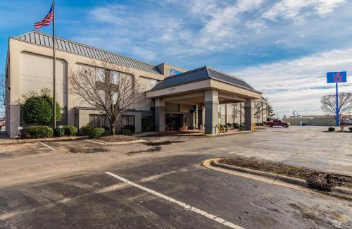 Conway Hotel | Motel 6-Conway, AR