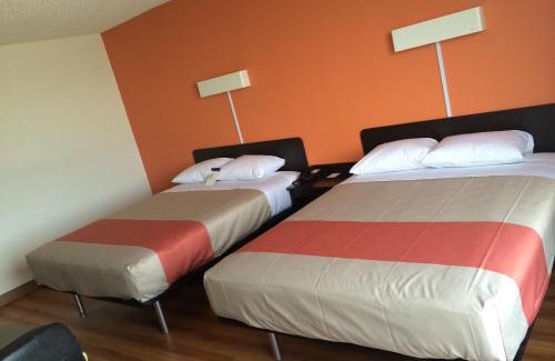 West Meadowbrook Hotel | Motel 6-Fort Worth, TX - Downtown East