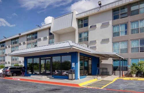West Meadowbrook Hotel | Motel 6-Fort Worth, TX - Downtown East