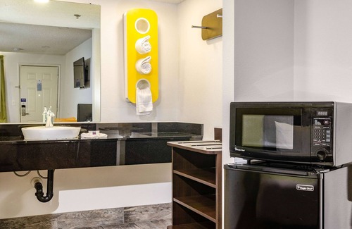Raisin Hotel | Motel 6 Fresno, CA - Yosemite Hwy