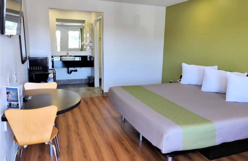 Raisin Hotel | Motel 6 Fresno, CA - Yosemite Hwy