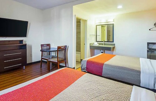 Hesperia Hotel | Motel 6 on Maple