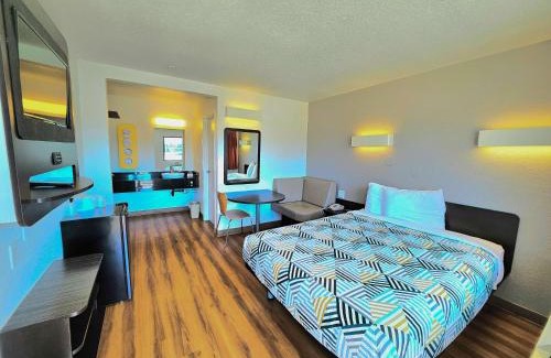 Palm Desert Hotel | Motel 6-Palm Desert, CA - Palm Springs Area