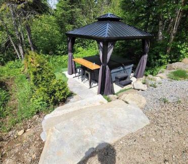 Petite-Riviere-Saint-Francois House | Mountain Spa & Pool table - Maison des Erables