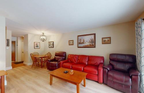 Warren Apartment | Mountain Breeze Getaway Condos
