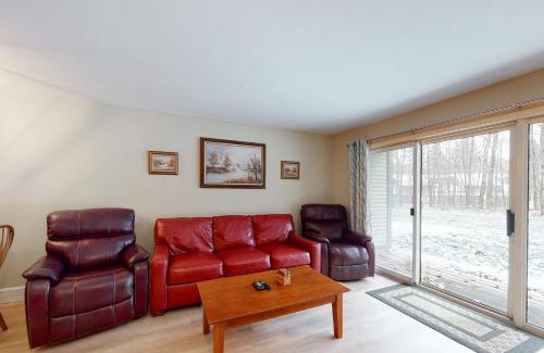 Warren Apartment | Mountain Breeze Getaway Condos