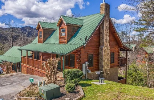 Pigeon Forge Apartment | Mountain Escape Book Now