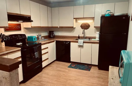Campton Condo | Mountain Oasis: 3-Bedroom plus Loft with Resort-Style Amenities. Pet Friendly!