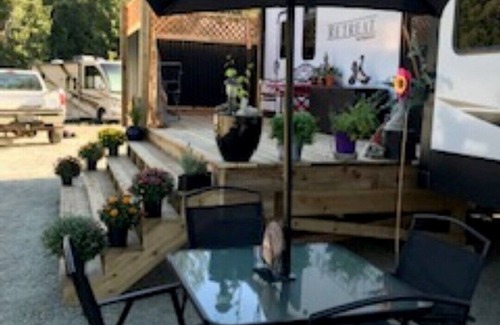 Regional District of Nanaimo House | Mountain View Retreat (Luxury RV, modern and mountain view)