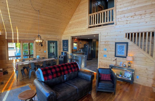 Wolf Laurel Cabin | Mountaintop Cabin 1.8 miles to Hatley Pointe Ski Resort