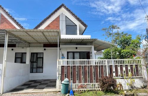 Dinoyo Villa | MP Villa New Ardmore A64 Malang