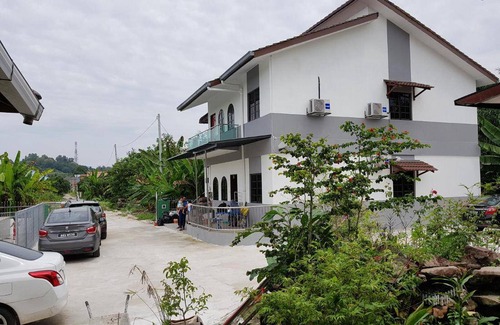 Merbau Sempak House | Mri Homestay Sg Buloh - 3 Br House on First Floor with Centralised Pool