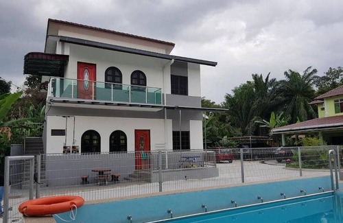 Merbau Sempak House | Mri Homestay Sg Buloh - 3 Br House on First Floor with Centralised Pool