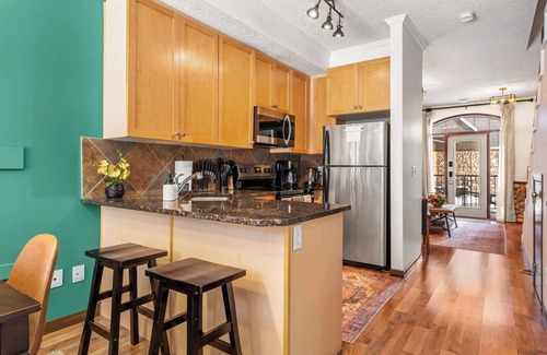 Cougar Creek Ski Chalet | MS135- Sleep 8, 2BD, 2BT, Pool, Hot Tub, Coin Laundry, Parking Canmore Townhome
