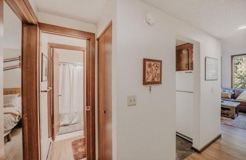 Glacier House | Mt Baker Lodging Condo 55SW - Sleeps 4, Great Community Aemenities