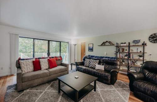 Glacier House | Mt, Baker Rim Cabin 52 - Hot Tub - Wi-Fi - Pets Ok