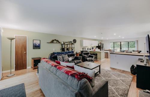 Glacier House | Mt, Baker Rim Cabin 52 - Hot Tub - Wi-Fi - Pets Ok