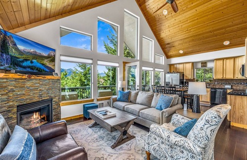 Ronald House | Mtn Family Cabin w/Stunning Views-Fall Free NIGHTS