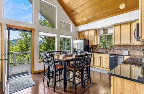Ronald House | Mtn Family Cabin w/Stunning Views-Fall Free NIGHTS