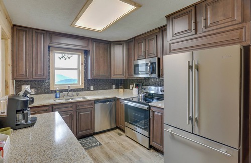 Flat Rock House | Mtn-View Gem: Flat Rock Retreat w/Deck & Grill!
