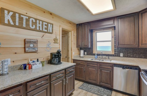 Flat Rock House | Mtn-View Gem: Flat Rock Retreat w/Deck & Grill!