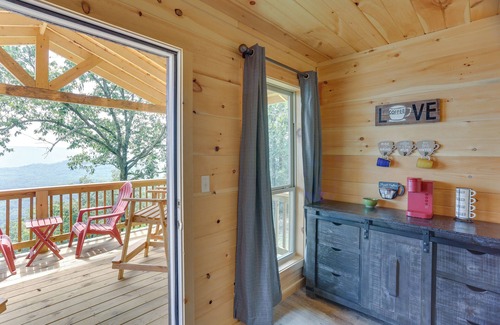 Flat Rock House | Mtn-View Gem: Flat Rock Retreat w/Deck & Grill!