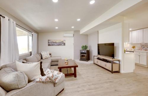 Joshua Tree House | Mtn-View Home about 8 Mi to Joshua Tree Natl Park!