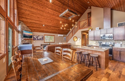 Ronald House | Mtn Views & 3rd Nt Free Limited Avail -Pool Access/Spa/GmRm-5mins to Lake