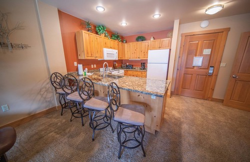 River Run Condo | Mtn Views, Walk to Slopes, Cozy Fireplace