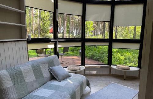 Lohusalu House | Mugavustega majake mereäärses männikus.