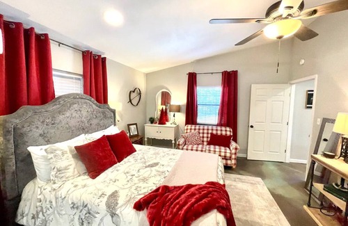 Valley View Bed & Breakfast | Muleshoe Room in Red Oak Lodge @ Towering Oaks b&b