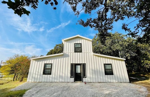 Valley View Bed & Breakfast | Muleshoe Room in Red Oak Lodge @ Towering Oaks b&b