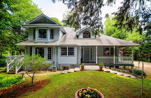 Lake of Bays Cottage | Muskoka Waterfront Cottage- Canada Day Weekend available!