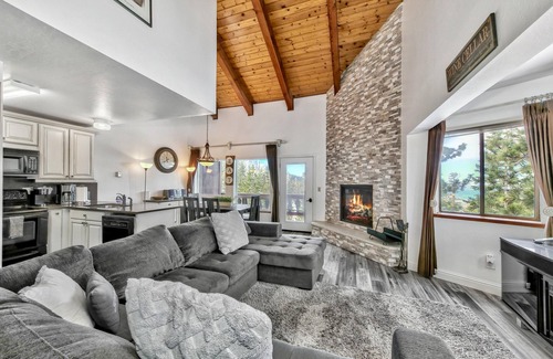 Tahoe Village Condo | Mv17 Amazing Lake View & Spacious 2 Bedroom Ski Cabin With Hot Tub