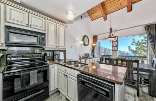 Tahoe Village Condo | Mv17 Amazing Lake View & Spacious 2 Bedroom Ski Cabin With Hot Tub