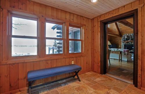 Manitowish Waters Cabin | MW Chain Retreat! EXTRA Outdoor Space!