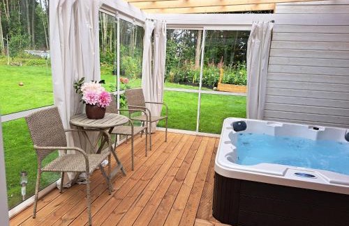 Borlange Cabin | Myntloftet med inglasad bubbelbad