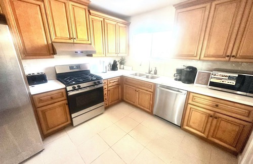 Harbor House | n“Charming 3BR Retreat-Family-Friendly-Near Top Attractions!