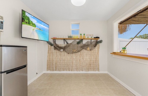 Central Naples House | Naples 3 BDRM/Big Htd Pool/Tiki Bar/BBQ