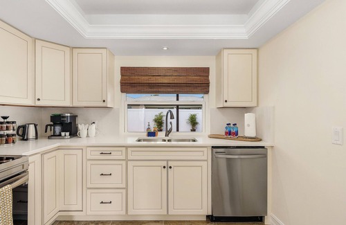 Central Naples House | Naples 3 BDRM/Big Htd Pool/Tiki Bar/BBQ