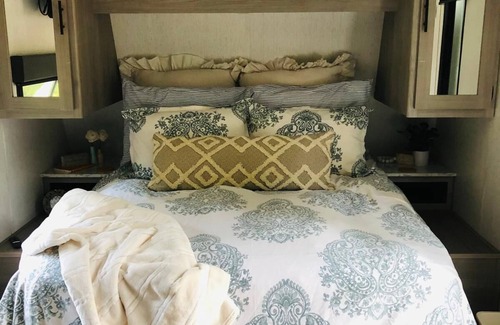 Jupiter House | Nature Getaway in Jupiter Farms Cozy 24 Foot RV, fully equipped with WiFi, AC