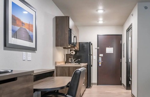 East Moline Hotel | Nature-Lover-Friendly Room Near Mississippi Views & Walkways