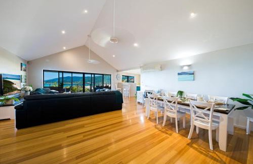 Airlie Beach House | Nautilus on Nara - Spacious Airlie Beach Holiday Home with Ocean Views